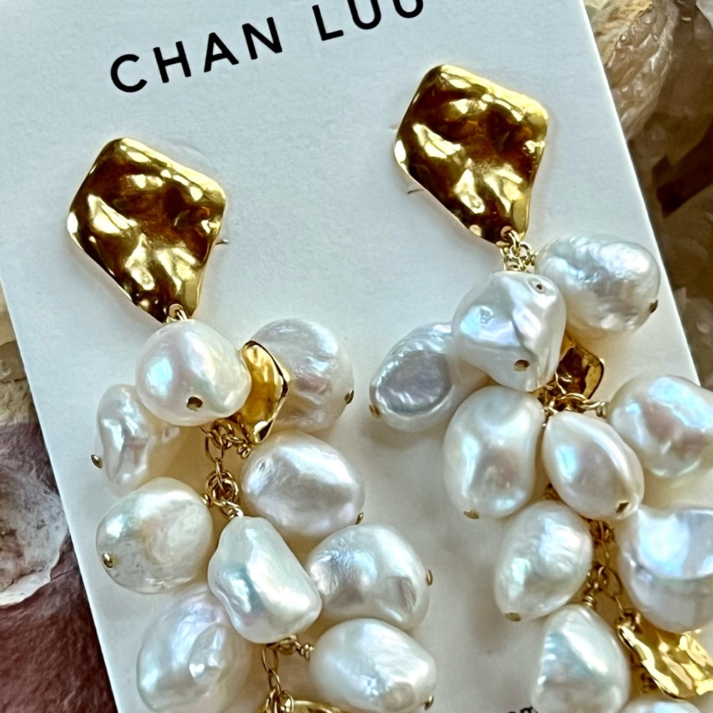 🌺🎉HP🎉🌺 NWT Anthropologie Chan Luu Gold and Pearl Cluster Chandeliers - Picture 5 of 15